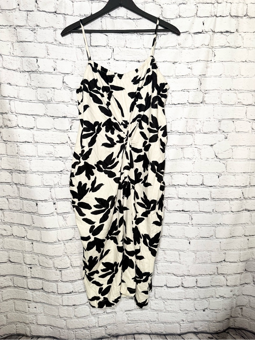 Black & White Floral Twist Midi Dress. Size L